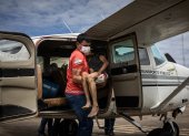 Una mujer yanomami con malaria grave y señales de desnutrición recibe asistencia al llegar en un avión en un aeropuerto en la ciudad de Boa Vista, hoy en la capital de Roraima, (Brasil)
