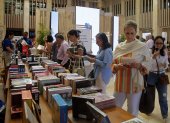 Cartagena. Varias personas compran libros de los escritores que participaron en el evento de la literatura universal Hay Festival.