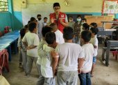 Visita. Un voluntario lidera una actividad con un grupo de alumnos de un plantel rural de la provincia del Guayas.