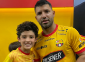 Daniel Fernández, hincha canario, junto a Sergio Agüero, antes de salir al campo de juego.