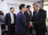El presidente del Banco Centroamericano de Integración Económica (BCIE), Dante Mossi (d), saluda al diputado coreano Dong Soo, Yoo, durante una reunión EFE hoy, en Tegucigalpa (Honduras). Corea del Sur apoya a Centroamérica en diferentes proyectos de desarrollo, pero también quiere enfocar su voluntad y cooperación en combatir la pobreza en la región. Así lo dijo a EFE el diputado coreano Dong Soo, Yoo, quien integra una misión de cuatro representantes del legislativo de su país que el lunes concluyó una visita a Honduras, donde se reunieron con autoridades del Banco Centroamericano de Integración Económica (BCIE) encabezadas por su presidente, Dante Mossi; el titular del Parlamento, Luis Redondo, y la ministra de Turismo, Yadira Gómez. EFE/ Gustavo Amador