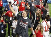 Tom Brady camina junto a su hija Vivian y su hijo Jack (R) y su exesposa Gisele Bundchen tras ganar el Super Bowl de febrero de 2021.