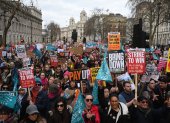 Manifestantes marchan este miércoles en Londres en dirección a Westminster en una jornada de huelga para reclamar mejoras salariales. EFE/EPA/NEIL HALL