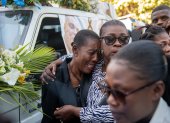 Familiares y conocidos despiden a tres de los catorce policías asesinados en las dos ultimas semanas por bandas armadas, hoy en su funeral, en Puerto Príncipe (Haití). EFE/ Johnson Sabin