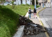 Material. En una acera permanece material pétreo que impide el libre paso de los vecinos.