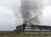 Aunque todavía se observa humo saliendo de la bodega, el incendio está prácticamente controlado