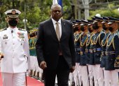El secretario de Defensa de Estados Unidos, Lloyd Austin (c), pasa revista a su llegada al Departamento de Defensa Nacional en el campamento militar Camp Aguinaldo en Quezon City, Metro Manila, Filipinas. EFE/EPA/ROLEX DELA PENA / POOL