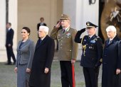 El presidente italiano, Sergio Mattarella (2-I), recibe a la presidenta húngara, Katalin Novak (I), en el Palacio del Quirinale en Roma. EFE