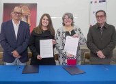 Cuenca. Funcionarios del Museo y la Universidad, tras firma del acuerdo.
