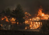Las llamas consumen una casa la madrugada de hoy, cerca a la ciudad de Santa Juana (Chile). Las regiones de Biobío, Ñuble y La Araucanía son las más afectadas por unos incendios que ya han destruido más de 45.000 hectáreas y un centenar de viviendas y han provocado el desalojo de decenas de municipios. Los incendios coinciden con una larga sequía que ya dura más de trece años y con una ola de calor inédita en el sur, con temperaturas que pueden llegar en las próximas horas hasta los 40 grados celsius en zonas del sur. EFE/ Pablo Hidalgo