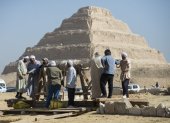 Giza (Egypt), 26/01/2023.- Workers at the site of the new discoveries in Gisr el-Mudir in Saqqara, Giza, Egypt, in 26 January 2023. An Egyptian archaeological mission has made a number of important archaeological discoveries dating to the fifth and sixth dynasties of the Old Kingdom. The announcement stated that the expedition had found a group of Old Kingdom tombs, indicating that the site comprised a large cemetery. The most important tomb belonged to Khnumdjedef, an inspector of the officials, a supervisor of the nobles, and a priest in the pyramid complex of Unas, the last king of the fifth dynasty. The tomb is decorated with scenes of daily life. (Egipto) EFE/EPA/Mohamed Hossam ElDin