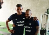 El futbolista Higor Meritão (i) junto a Dani Alves, acusado de abuso sexual.