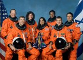 Fotografía cedida por la NASA de un retrato oficial de los siete miembros de la tripulación del STS-107 que viajaban en el vuelo 28 del transbordador espacial Columbia, (sentados de izq. a dcha.) los astronautas Rick D. Husband, comandante de la misión; Kalpana Chawla, especialista en misiones; y William C. McCool, piloto; (de pie de izq. a dcha.) David M. Brown, Laurel B. Clark y Michael P. Anderson, todos especialistas en misiones; e Ilan Ramon, especialista en carga útil, en representación de la Agencia Espacial Israelí. EFE/ Nasa.