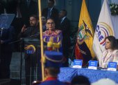 La presidenta del CNE Diana Atamaint inaugura los comicios de este 5 de febrero solidarizándose con la familia del candidato asesinado en Puerto López