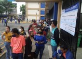 En la facultad de ciencias administrativas de la Universidad de Guayaquil, los ciudadanos no pueden ingresar porque no están listas las juntas receptoras del voto