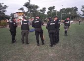 La Policía en la cancha de fútbol.