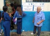 Presencia. Abel Martillo Hurtado hizo un largo viaje desde su barrio en el sector sur de Guayaquil para votar ayer.