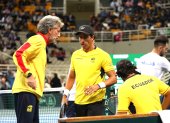 Raúl Viver (i), capitán del equipo ecuatoriano Copa Davis, conversa con Gonzalo Escobar (c) y Diego Hidalgo, durante el partido de dobles jugado.