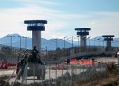 Fotografía de archivo fechada el 15 de enero de 2016 de personal del Ejército Mexicano, custodiando el penal de máxima seguridad del Altiplano, en Almoloya de Juárez, estado de México (México). El narcotraficante mexicano Ovidio Guzmán, uno de los hijos de Joaquín “el Chapo” Guzmán más buscados por Estados Unidos, cumple un mes detenido en medio de incertidumbre sobre su posible extradición y cuestionamientos a la política de seguridad de México. EFE/ Sáshenka Gutiérrez ARCHIVO