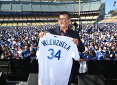 Fernando Valenzuela muestra su dorsal en uno de los homenajes de los Dodgers.