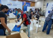 En la Delegación Provincial Electoral del Guayas , se instala la Junta Electoral para empezar el escrutinio de los votos.