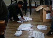 Jurados de votación realizan conteo de votos tras el cierre de mesas luego de una jornada de elecciones locales y referéndum constitucional, hoy, en Quito (Ecuador).