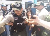 Tras conocer la novedad, la policía se llevó a dos personas acusadas de supuesto fraude.