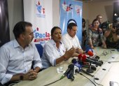 La prefecta de la provincia de Pichincha, Paola Pabón (c), junto al candidato de Revolución Ciudadana a alcalde de Quito, Pabel Muñoz (i), participan hoy en una rueda de prensa tras las elecciones seccionales (locales), en Quito (Ecuador).