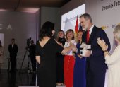 La periodista brasileña Juliana Mori de Oliveira (i), recibe el galardón de manos del rey Felipe VI, en la edición de 2022.