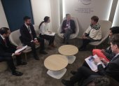 El presidente Lasso y sus ministros en un encuentro con funcionarios del FMI, en Davos.