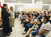 Los coordinadores del curso dirigen la reunión de clausura antes los niños y jóvenes que terminaron el curso.