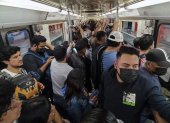 Decenas de personas viajan en un tren del sistema de Transporte Colectivo (Metro), el 6 de febrero de 2023, en Ciudad de México