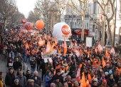 Miles de manifestantes participan en una manifestación contra la reforma de pensiones prevista por el Gobierno francés en París este 7 de febrero. EFE/EPA/TERESA SUAREZ