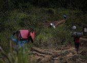Varias personas caminan por un sendero, el 7 de febrero de 2023, en el estado amazónico de Roraima, en Alto Alegre (Brasil)