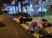 Estadía. Los parientes de los pacientes se acomodan en el piso, cerca de Emergencias cada noche para dormir.