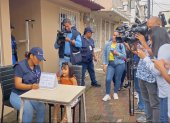 El personal del INEC que realiza la encuesta sobre desnutrición infantil asiste con sus credenciales.