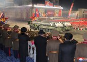 líder supremo de Corea del Norte, Kim Jong-un (C), mirando a Hwasong-17 misiles balísticos intercontinentales durante un desfile militar en la Plaza Kim Il Sung.