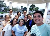 Miembros de la Comunidad Familias Misioneras de Cristo, del sector de Acuarela del Río, en Guayaquil, cumplen un retino.