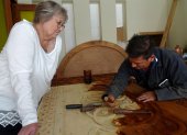 Cuenca. Diana Lutke llevará en avión hasta Florida los muebles labrados cuyo proceso de talla acompañó.