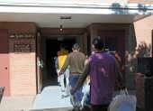Phoenix. Migrantes llegan al albergue de la iglesia Monte Vista.