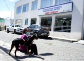 Espera. Esta mujer tiene el turno 29. Llegó a las 07:00 y esperó al menos cinco horas para ser atendida. Esto debido a la alta demanda de pacientes de cuatro patas que llegan a estos sitios.