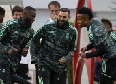 RABAT (MARRUECOS), 10/02/2023.- Los jugadores del Real Madrid Karim Benzema (c), Éder Militao (d) y Antonio Rüdiger (i) durante el entrenamiento celebrado este viernes en el Complejo Mohamed VI de Fútbol en Rabat (Marruecos), donde mañana juega ante el Al Hilal saudí la Final del Mundial de Clubes. EFE/Julio Muñoz