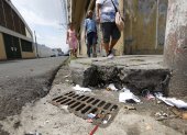 Daños. Las veredas de las calles están destruidas y se han vuelto un peligro para quienes obligadamente tienen que caminar sobre ellas, ya que las calles están en peores condiciones.