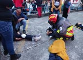 Atención. Miembros del Cuerpo de Bomberos brindaron atención a los afectados.