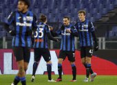 Rome (Italy), 11/02/2023.- Atalanta"s Davide Zappacosta (C) celebrates with teammates after scoring during the Italian Serie A soccer match between Lazio and Atalanta at the Olimpico stadium in Rome, Italy, 11 February 2023. (Italia, Roma) EFE/EPA/FABIO FRUSTACI