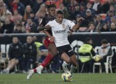 VALENCIA, 11/02/2023. El delantero del Valencia Samuel Lino (d) pelea un balón con Nico Williams, del Athletic, durante el encuentro correspondiente a la jornada 21 de Primera División que se disputa hoy sábado en el estadio de Mestalla. EFE/ Manuel Bruque.