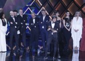 El equipo de produccion, dirección y los actores del filme celebran su triunfo en la ceremonia que se llevó a cabo en Sevilla.