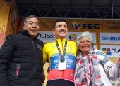 Richard Carapaz festejó con sus padres el haber obtenido la medalla de oro en el Campeonato Nacional de Ciclismo de Ruta que tuvo a Tulcán como sede.