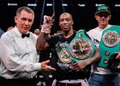 O’Shaquie Foster, con el cinturón del peso pluma.