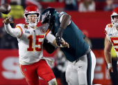 El mariscal de campo de los Kansas City Chiefs, Patrick Mahomes (izq.), pasa bajo la presión del tackle defensivo de los Philadelphia Eagles, Jordan Davis (der.).